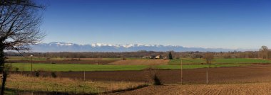 kırsal, arka planda Pirene Dağları Panoraması