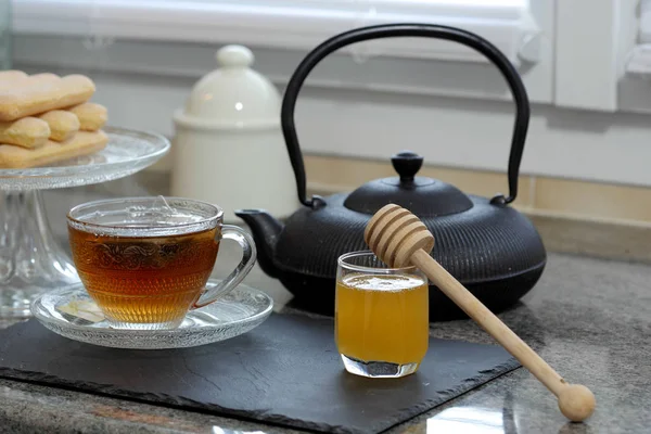 Cup of tea with honey on a  table — Stock Photo, Image