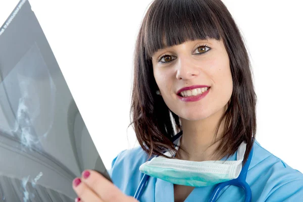 Joven doctora con estetoscopio mirando a los pacientes rayos X — Foto de Stock