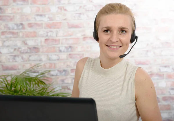 Bela mulher sorridente feliz no fone de ouvido — Fotografia de Stock