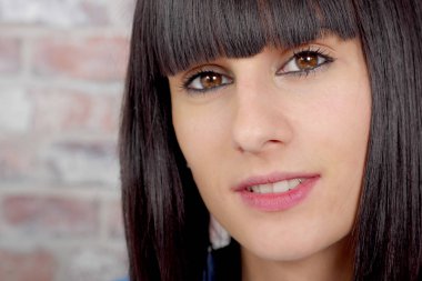 Güzel casual esmer kadın portre