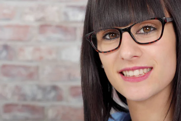 Attraente giovane donna con gli occhiali — Foto Stock