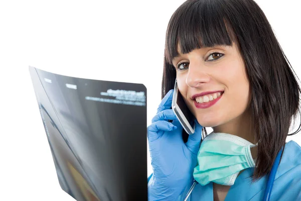 Jeune femme médecin avec téléphone regardant les patients radiographie — Photo