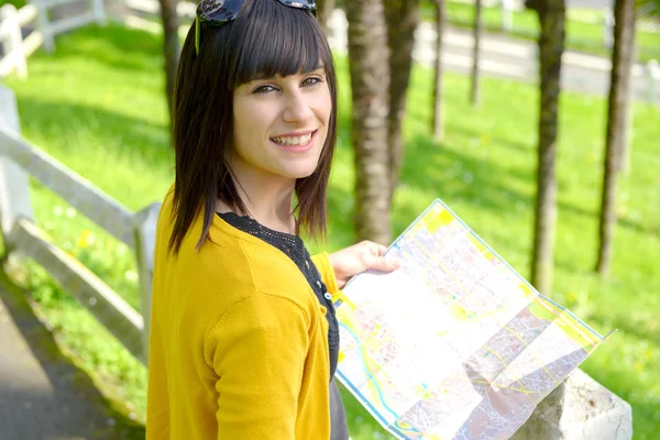 Mooie brunette meisje bezoekt een Franse stad, Pau — Stockfoto