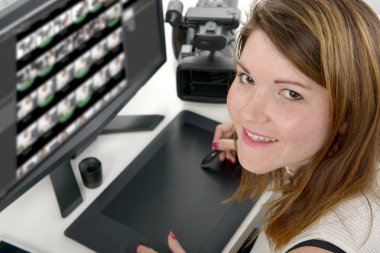 genç kadın Tasarımcısı grafik tableti kullanarak