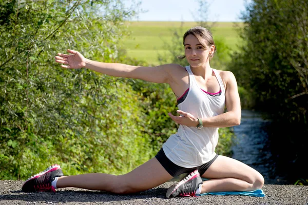 Fitness žena dělá cvičení — Stock fotografie
