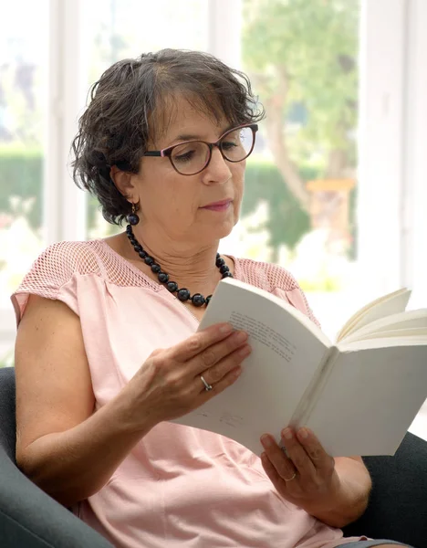 Portrait de femme mature brune lisant un livre — Photo