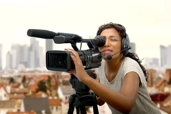 Jovens mulheres afro-americanas com câmera de vídeo profissional — Fotografia de Stock