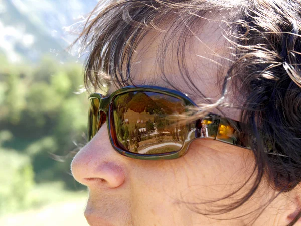 Retrato de mujer madura con gafas de sol — Foto de Stock