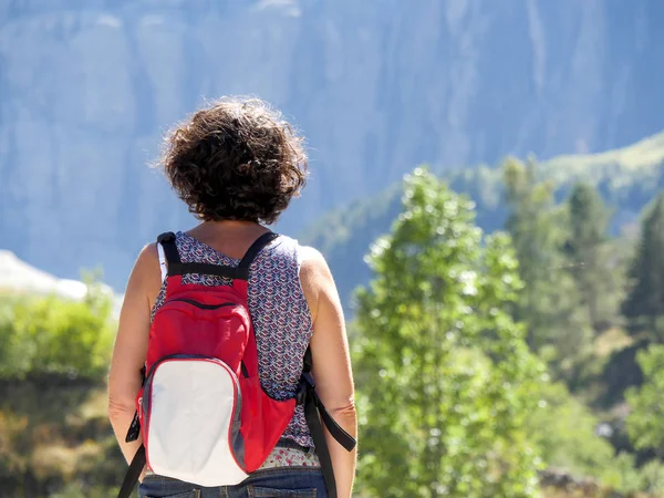 Woman hiker and cirque de Gavarnie — Stock Photo, Image