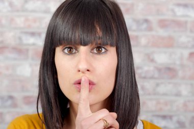 dudaklarında parmak ile güzel bir kadın