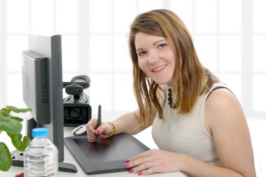 genç kadın Tasarımcısı grafik tableti kullanarak