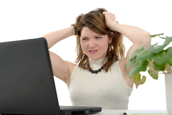 Dizüstü bilgisayarda çalışan kızgın kadın — Stok fotoğraf