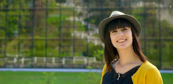 Retrato de joven morena con sombrero de verano en el parque — Foto de Stock