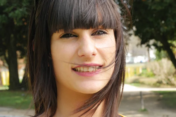 Uśmiechający się brunetka dziewczynka, na zewnątrz — Zdjęcie stockowe