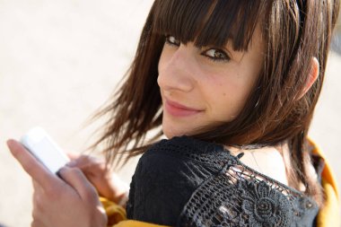 hareket eden telefon, saç rüzgar ile genç esmer kız