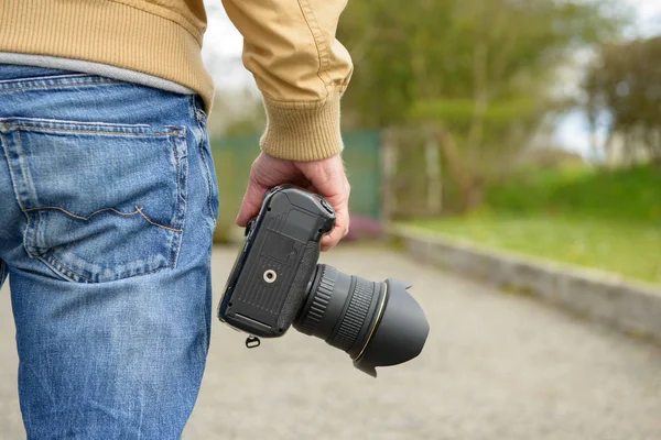 Fotografen innehar hans fotokamera — Stockfoto