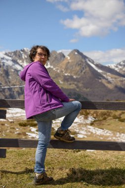 uzun yürüyüşe çıkan kimse Bahar, col du Fransızca Pyrenees içinde Soulor