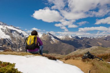 uzun yürüyüşe çıkan kimse bahar kar, col du ile Fransızca Pyrenees içinde Soulor