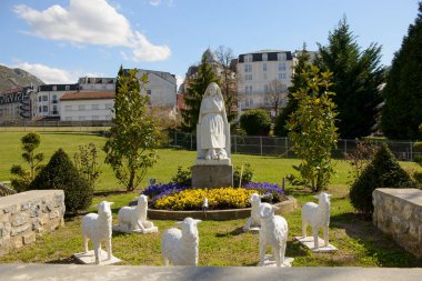 Bizim kadın, lourdes heykeli