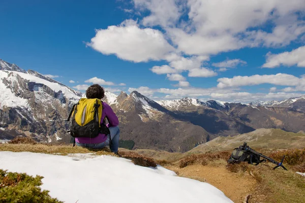 uzun yürüyüşe çıkan kimse bahar kar, col du ile Fransızca Pyrenees içinde Soulor
