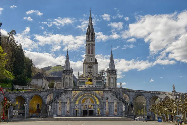 Pohled na katedrále v Lourdes, Francie — Stock fotografie