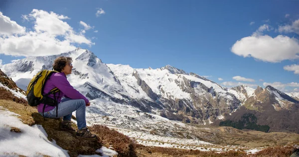 Turysta w Pirenejach na wiosnę ze śniegiem, col du piękny — Zdjęcie stockowe