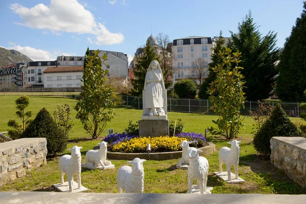 Statue unserer Lieben Frau von Lourdes — Stockfoto