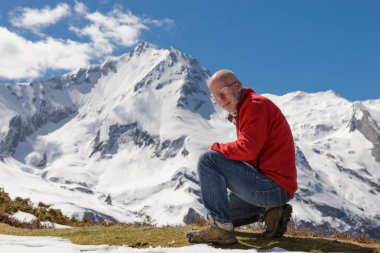 Uzun yürüyüşe çıkan kimse dağ tepe zirvesine ulaşır. 