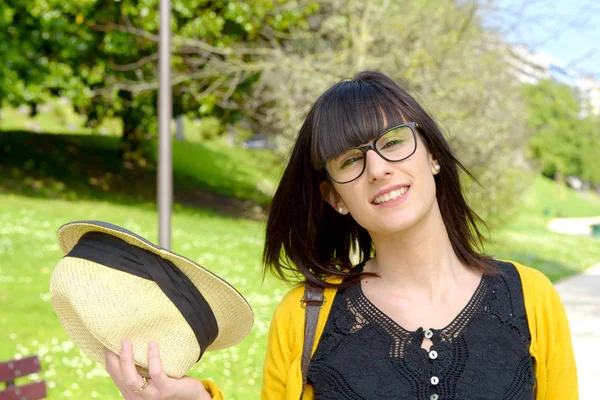 Retrato de joven morena con sombrero de verano en el parque —  Fotos de Stock