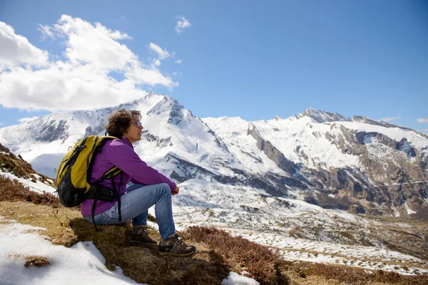 En vandrare i Pyrenéerna våren med snö — Stockfoto