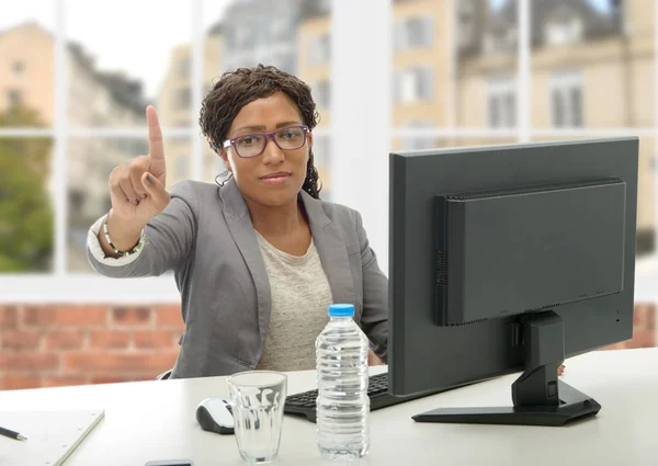 アフリカ系アメリカ人ビジネスの女性のコンピューターでの作業 — ストック写真