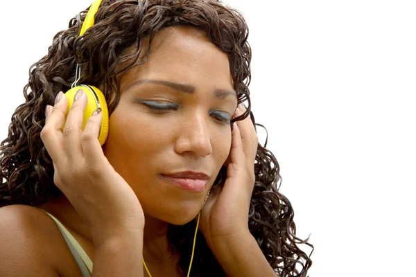 Afričanka poslouchající hudbu — Stock fotografie