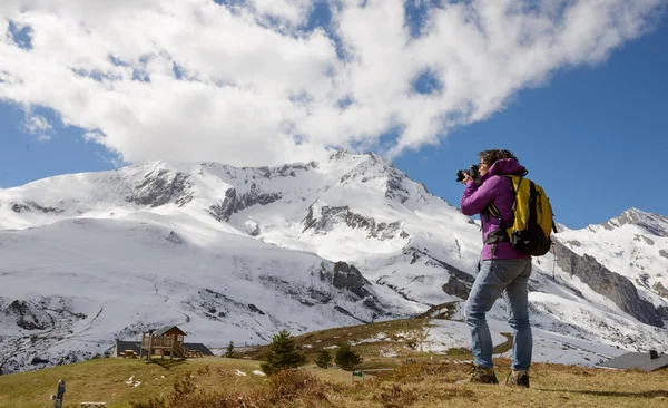 Hiker med kamera och ryggsäck att ta bild på vackra mount — Stockfoto