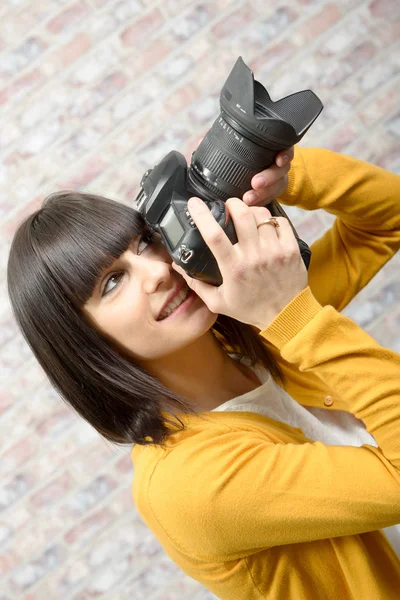 フォト カメラで魅力的なブルネットの少女 — ストック写真