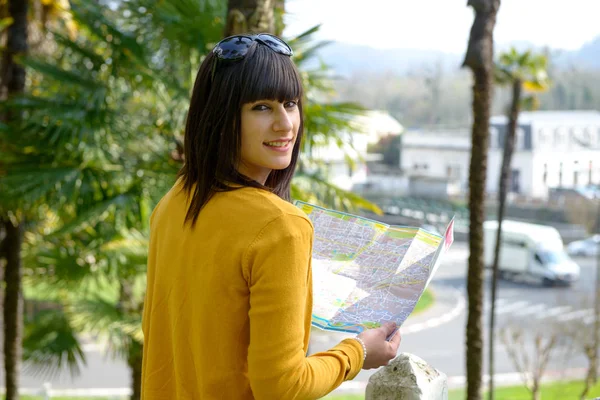 Hermosa chica morena visita una ciudad francesa, Pau — Foto de Stock