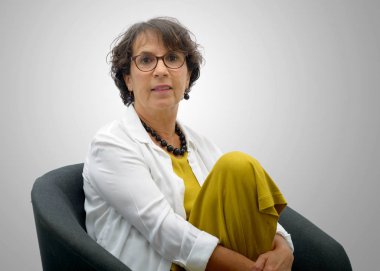 siyah bir sandalyede oturuyor çekici Olgun kadın