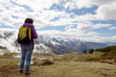uzun yürüyüşe çıkan kimse Pirene Dağları kar ile bahar'ın