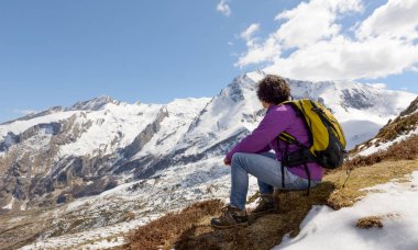 uzun yürüyüşe çıkan kimse Pirene Dağları kar ile bahar'ın
