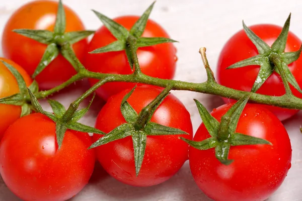 Tomat ceri di atas meja kayu putih — Stok Foto
