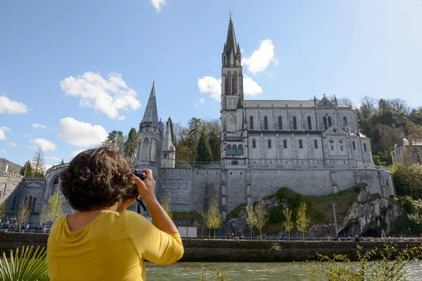 Mujer fotografía la catedral de Lourdes, Francia — Foto de Stock