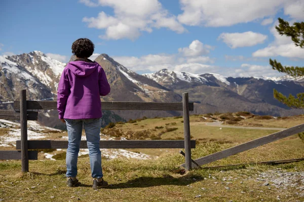 Vandrare i franska Pyrenéerna våren, col du Soulor — Stockfoto