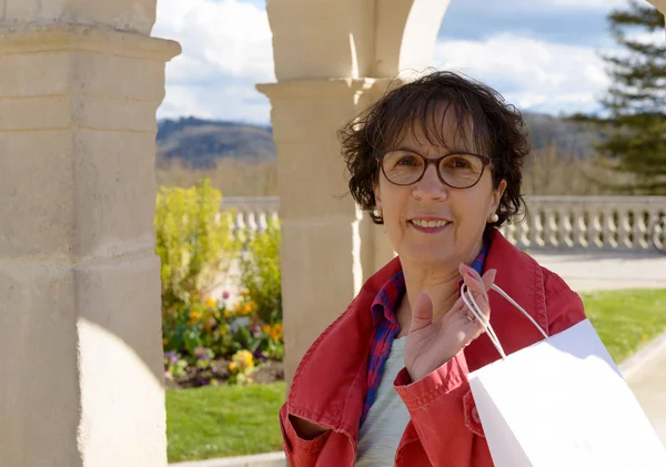 Femme mûre avec des sacs à provisions, extérieur — Photo