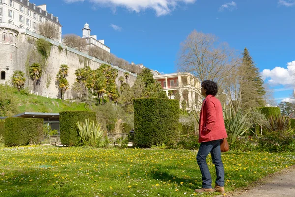 Mature woman walks in the park of french city — Stock Photo, Image