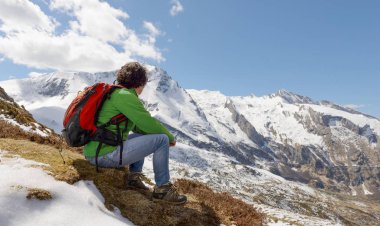uzun yürüyüşe çıkan kimse Pirene Dağları kar ile bahar'ın