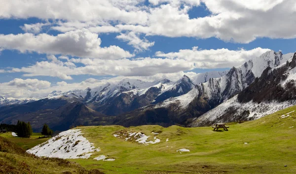 Bahar süre Fransızca Pyrenees dağlarda görünümünü — Stok fotoğraf