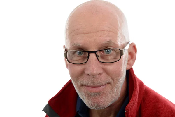 Portret van een volwassen man met een rode jas — Stockfoto