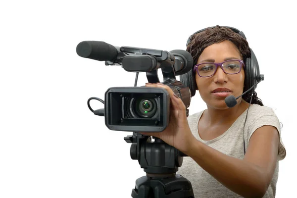 Wanita muda Afrika-Amerika dengan kamera video profesional — Stok Foto