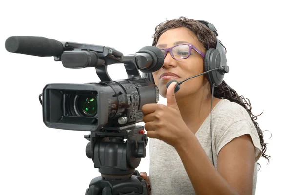 Wanita muda Afrika-Amerika dengan kamera video profesional — Stok Foto