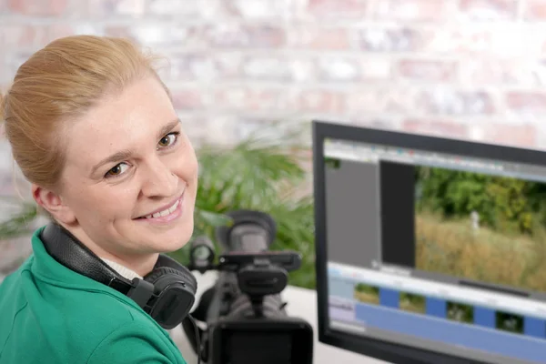 Joven diseñadora femenina usando ordenador para la edición de vídeo — Foto de Stock